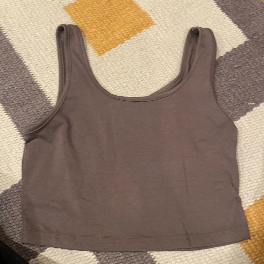 gray tank top